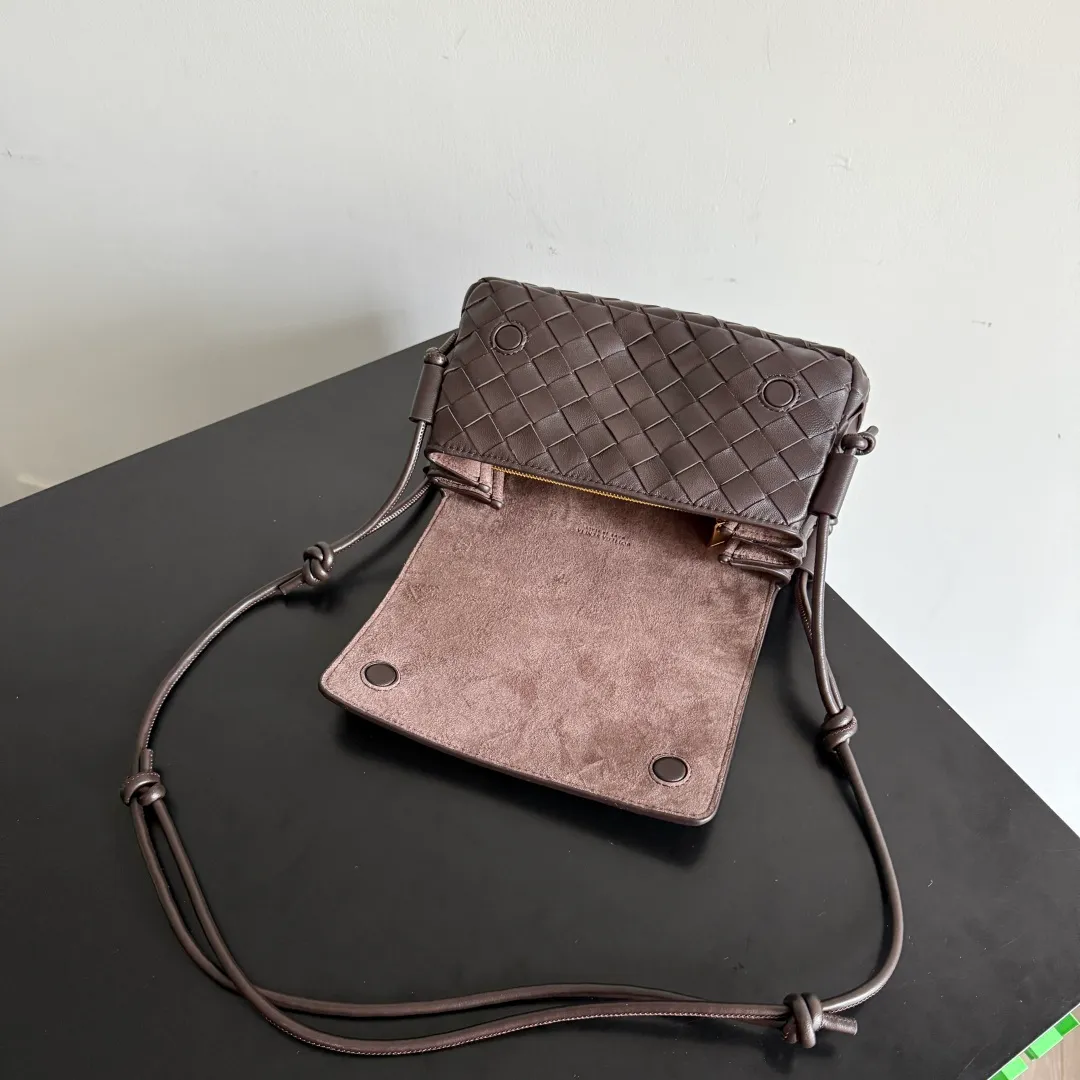 Batch 1680 Bottega Veneta’s new early spring products are here◍˃ᵕ˂◍ This super cute little bag captures my heart every time. This kind of simple little bag that can be carried on the back at any time is so convenient. The surprise of this Notturno clutch lies in the three independent spaces inside. Babies with a lot of belongings must be able to empathize with the tiredness of searching for items for a long time every time. This divided area design simply captures my heart. Style number: 843893 Size: 21*11*9cm Color: black brown